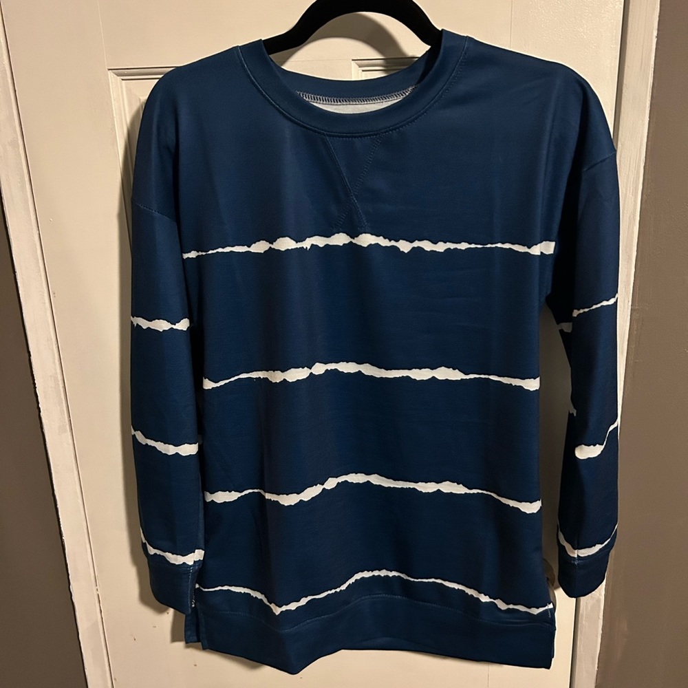 Acelitt Crewneck Sweatshirt Side Split Pullover Top. Size S. New w/out tags.